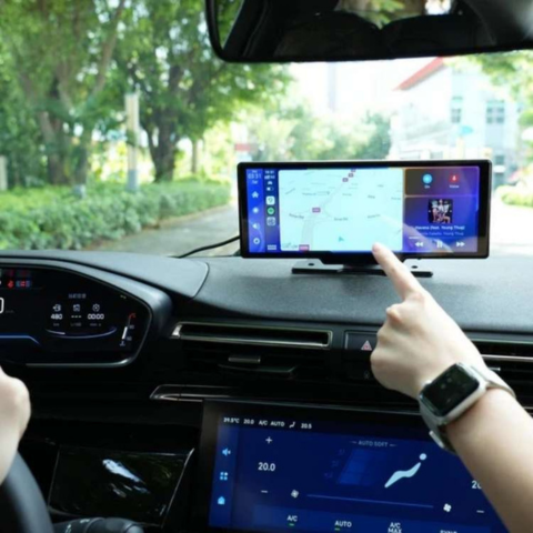 Inteligentní auto displej – Snadná navigace a integrovaná kamera