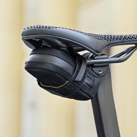 Pochette Sous-Selle Vélo — Légère, Résistante & Facile à Installer