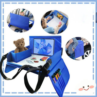 Cestovní podnos pro dětskou autosedačku — pohodlí a integrované úložné prostory 