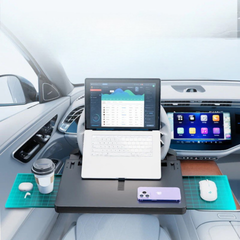 Multifunkční tablet na volantu auta - mobilní kancelář a jídlo v autě